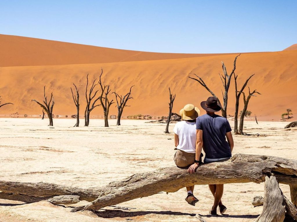 Una pareja en Sossuvlei
