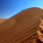 Viajeros caminando por las dunas de Sossusvlei durante un itinerario de 7 días por Namibia