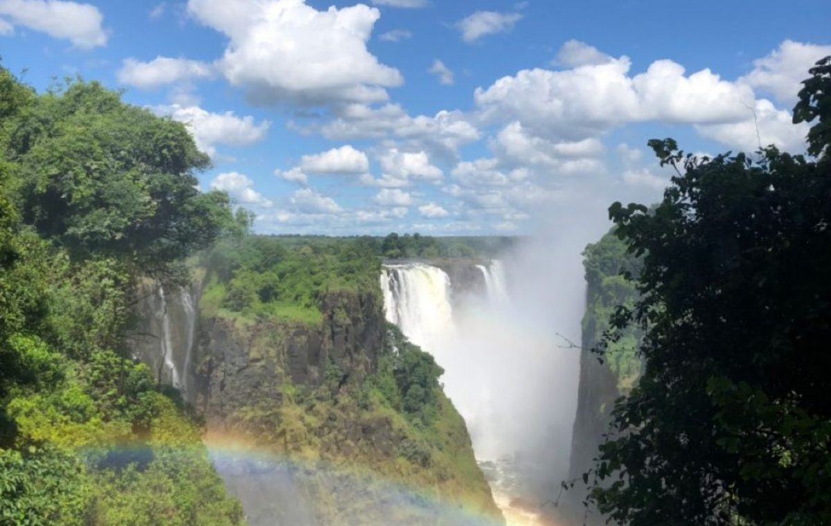 Vista aérea de las Cataratas Victoria durante la temporada de máximo caudal.