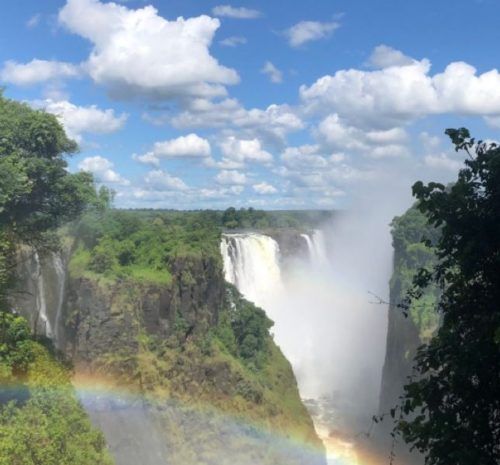 Vista aérea de las Cataratas Victoria durante la temporada de máximo caudal.
