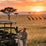 pareja observando el amanecer desde un alojamiento con vistas a la sabana.