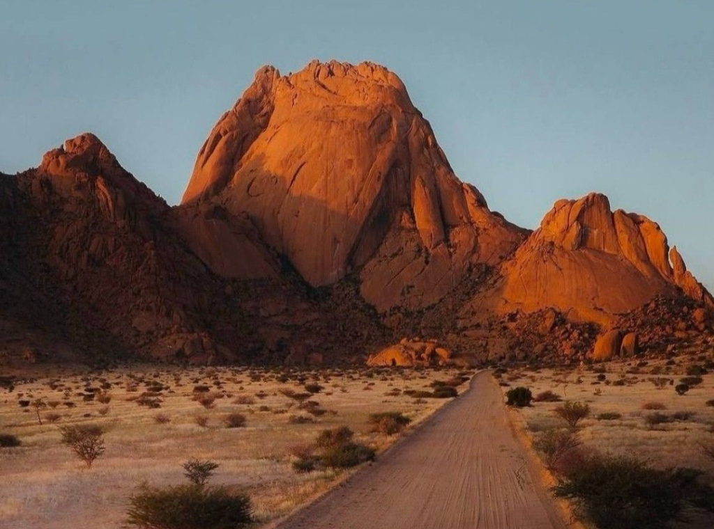 una carretera de grava atravesando el desierto de Namibia