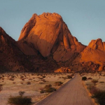 una carretera de grava atravesando el desierto de Namibia