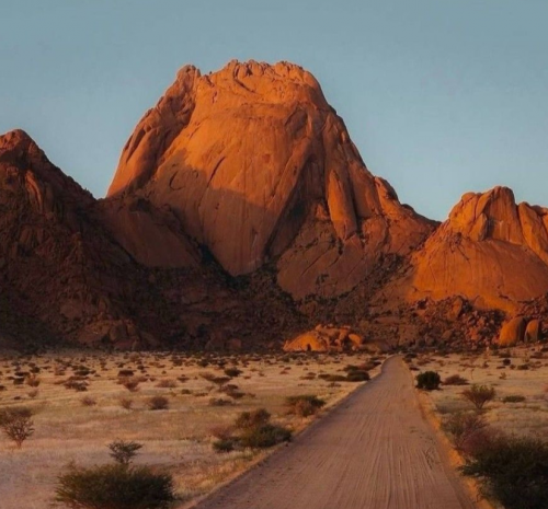 una carretera de grava atravesando el desierto de Namibia