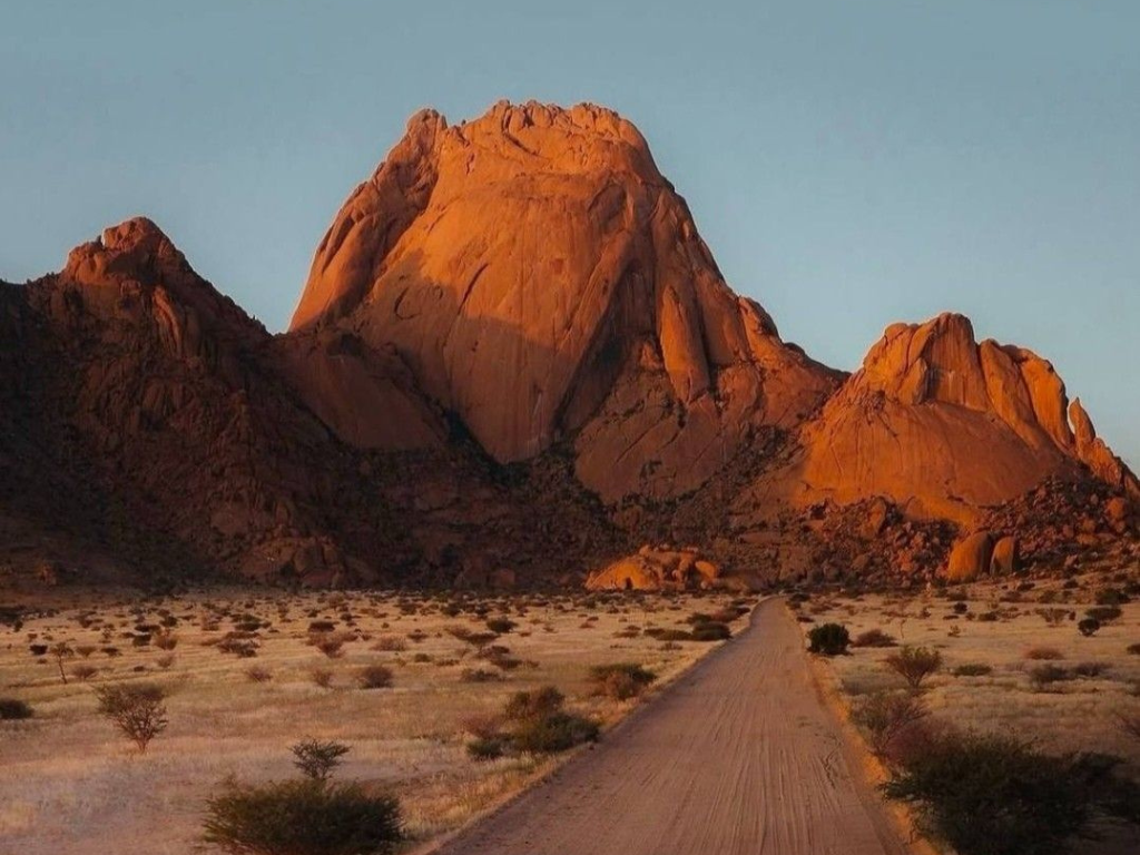 una carretera de grava atravesando el desierto de Namibia